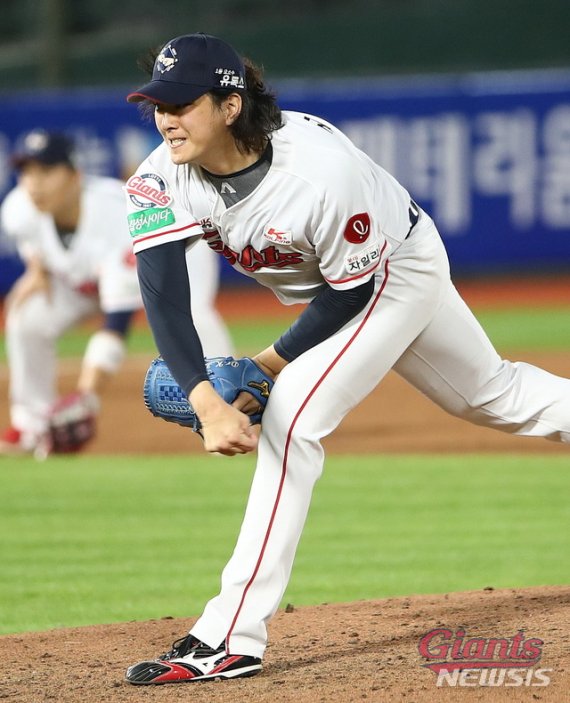 [서울=뉴시스] 프로야구 롯데 자이언츠 김원중. (사진 = 롯데 자이언츠 제공)