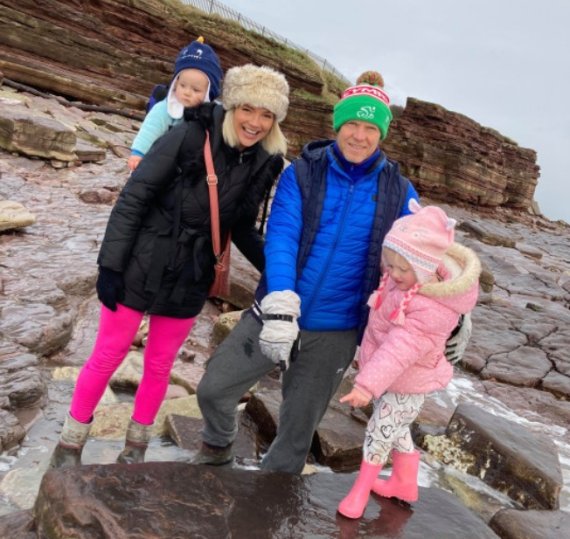4살 소녀가 해변 산책하다가 발견한 공룡 화석의 정체