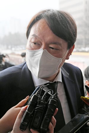 윤석열 검찰총장이 박 장관을 예방하기 위해 정부과천청사 법무부로 들어서고 있다. 사진=박범준 기자