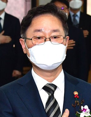 박범계 법무부 장관이 1일 취임식을 가졌다. 윤석열 검찰총장과 법무장관으로서 처음으로 만났다. 박 장관이 정부과천청사에서 열린 취임식에 참석, 국민의례를 하고 있다. 사진=박범준 기자