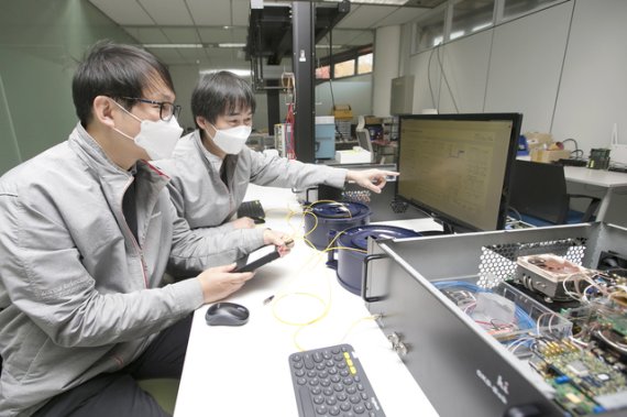 [서울=뉴시스]서울 서초구 KT연구개발센터에서 KT 연구원이 양자채널 자동 절체 복구 기술을 테스트하고 있다. (사진=KT 제공) 2020.11.15 /사진=뉴시스