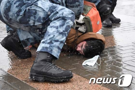 31일 (현지시간) 모스크바에서 러시아 야권 운동가 알렉세이 나발니의 석방을 요구하는 시위대가 경찰에 체포되고 있다.<div id='ad_body3' class='mbad_bottom' ></div> / 사진=뉴스1