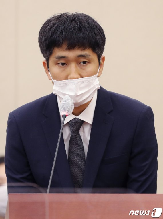 김재현 당근마켓 대표가 지난해 10월13일 오후 서울 여의도 국회에서 열린 보건복지위원회의 식품의약품안전처 등에 대한 국정감사에 김성주 더불어민주당 의원의 질의에 답변하고 있다. © News1 신웅수 기자