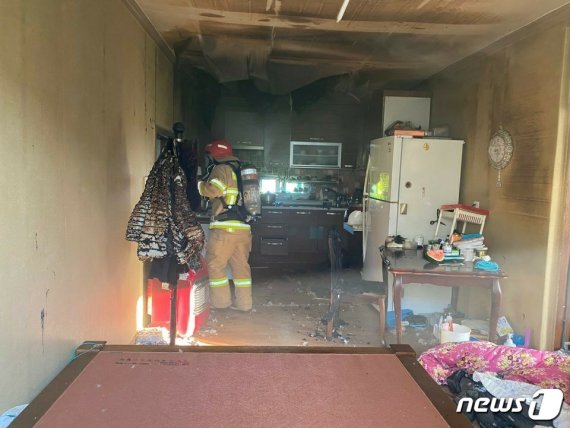 2일 오전 8시28분쯤 경남 의령군 의령읍 한 단독주택에서 불이 나 소방당국이 현장을 수습하고 있다.(경남소방본부 제공)2021.2.2.© 뉴스1