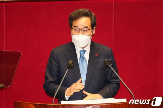 이낙연 더불어민주당 대표가 2일 오전 서울 여의도 국회 본회의장에서 열린 제384회 국회(임시회) 제2차 본회의에서 교섭단체 대표연설을 하고 있다.. 사진=공동취재단