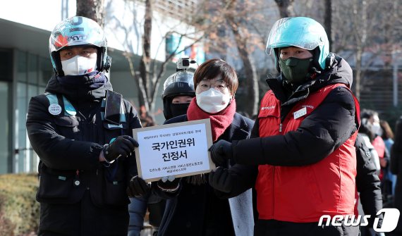 "흉기소지 가능성..패딩도 벗어라" 배달노동자들, '갑질' 아파트 등 인권위 진정