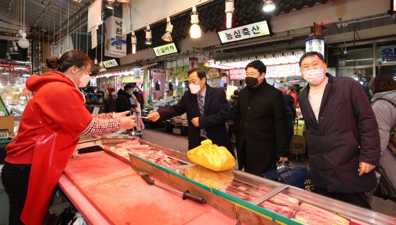 장현국 경기도의회 의장, '설맞이 장보기' 통해 상인고충 파악