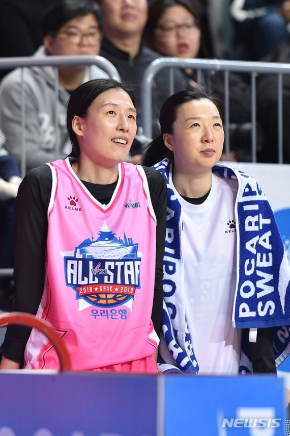 [서울=뉴시스] 전주원 아산 우리은행 코치(사진 왼쪽)와 이미선 용인 삼성생명 코치. (사진 = WKBL 제공)