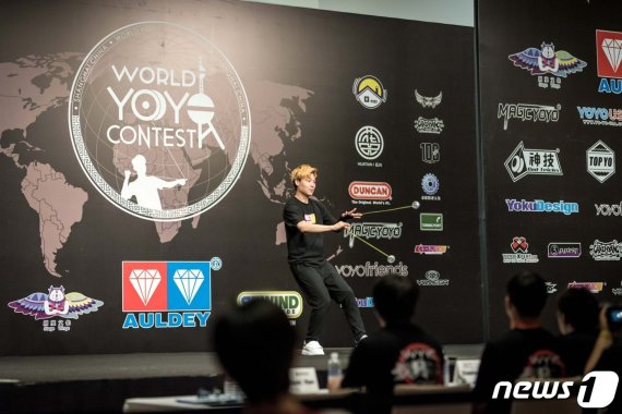 월드요요콘테스트에 참여해 기술을 펼치고 있는 윤종기 대표. (본인 제공)