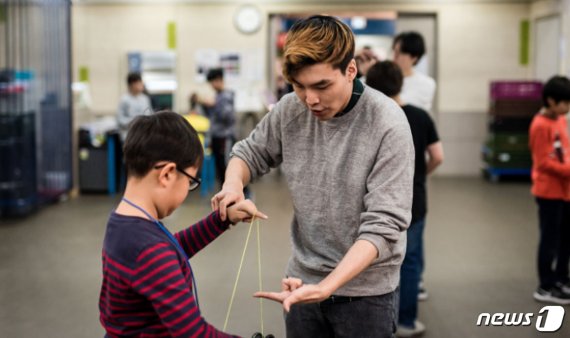 코로나19가 발생하기 이전 와이제이요요클럽에서 요요강습을 진행 중인 윤종기 대표. (본인 제공)