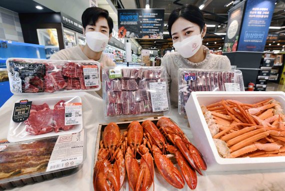 모델들이 3일 서울 등촌동 홈플러스 강서점에서 집밥의 품격을 높일 ‘최상의 맛, 갈비&크랩 페스티벌’ 행사 상품들을 선보이고 있다.