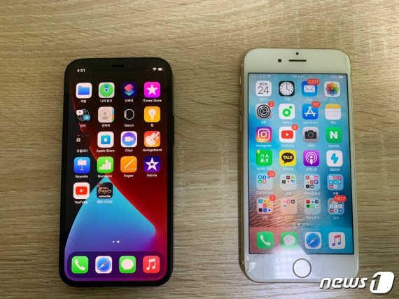 아이폰12 미니와 아이폰6S 비교 사진 © 뉴스1