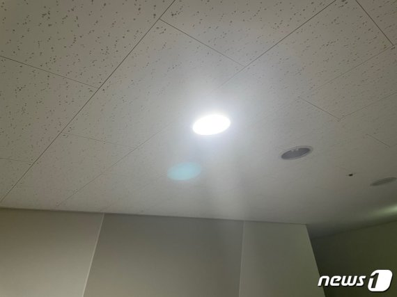 아이폰12 미니에서도 '고스트 현상'이 나타나는 모습. © 뉴스1