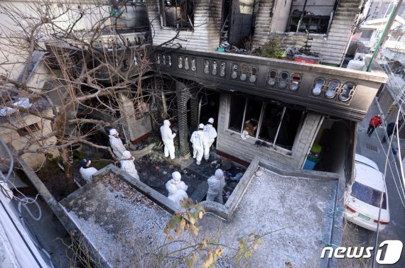 지난 3일 오전 광주 남구 주월동 한 주택 화재현장에서 국립과학수사연구원과 경찰, 소방 등 관계당국이 현장감식을 진행하고 있다. 광주 남부경찰서에 따르면 전날 오전 5시9분쯤 화재가 발생, 일가족 중 2명이 숨지고 3명이 부상을 입었다.2021.2.3/뉴스1 /사진=뉴스1화상