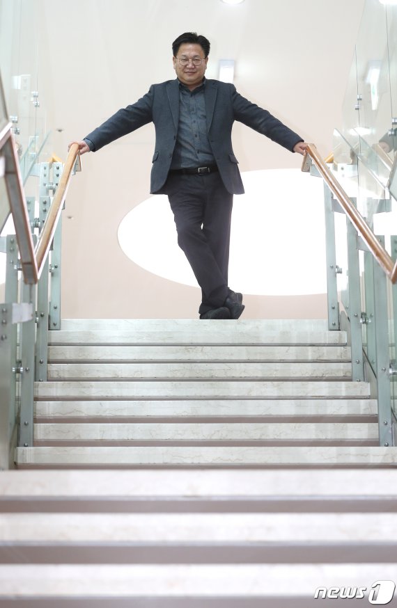 존리 메리츠자산운용 대표가 13일 뉴스1과 인터뷰를 앞두고 사진촬영을 하고 있다. 2021.1.13/뉴스1 © News1 이성철 기자