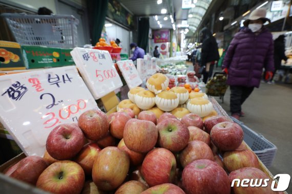 설을 앞둔 3일 오후 서울 마포구 망원시장의 한 가게에서 사과와 배 등을 판매하고 있다. /사진=뉴스1