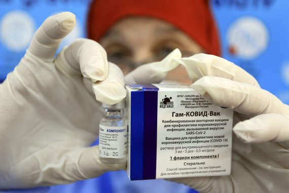 지난 3일(현지시간) 알제리 알제이의 간호사가 러시아산 코로나19 백신인 스푸트니크V를 들고 있다. 알제리는 지난달 30일부터 스푸트니크V 백신 접종을 시작했다.AP뉴시스