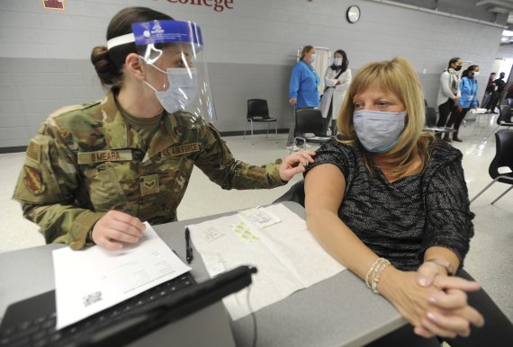 지난 3일(현지시간) 미국 일리노이주 리버그루브의 트라이튼 대학에서 한 여성이 주방위군 병사로부터 코로나19 백신 1차 접종을 받을 준비를 하고 있다.AP뉴시스