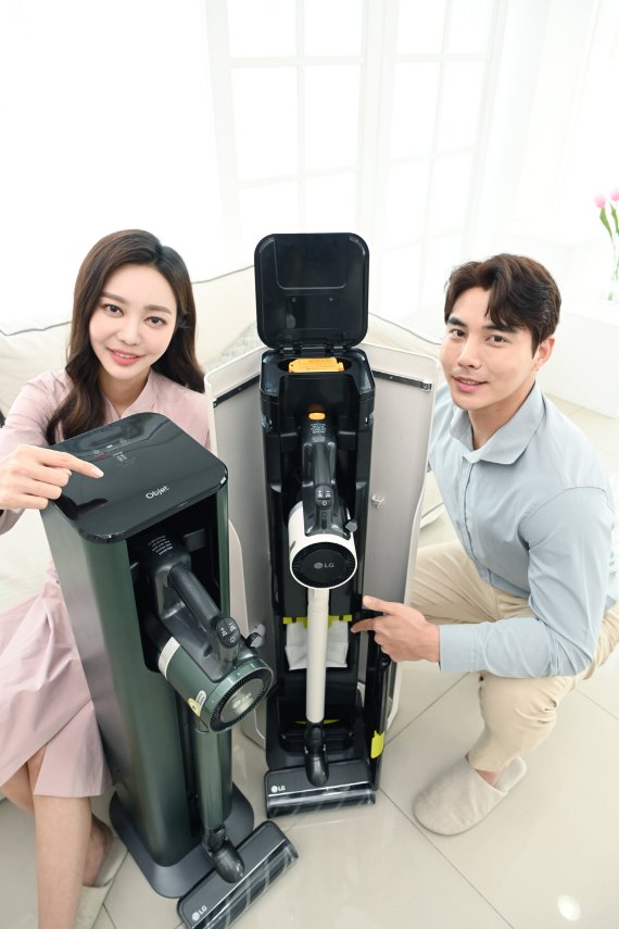 LG전자 모델들이 LG 코드제로 A9S 씽큐 신제품을 소개하고 있다. LG전자 제공