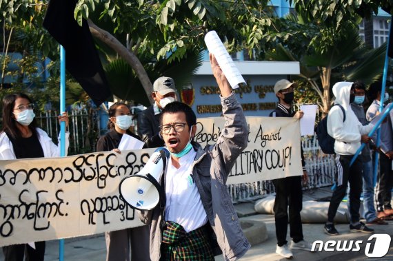 4일 미얀마 중부 만달레이 의과대학 앞에서 군부 집권에 반대하는 시위가 벌어지고 있다.로이터뉴스1