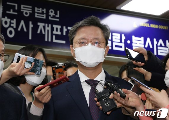 '국정농단 방조·불법사찰' 우병우 2심서 징역 1년