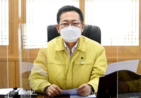 박남춘 인천시장이 4일 실·국장회의(비대면 영상회의)를 주재하고 있다.
