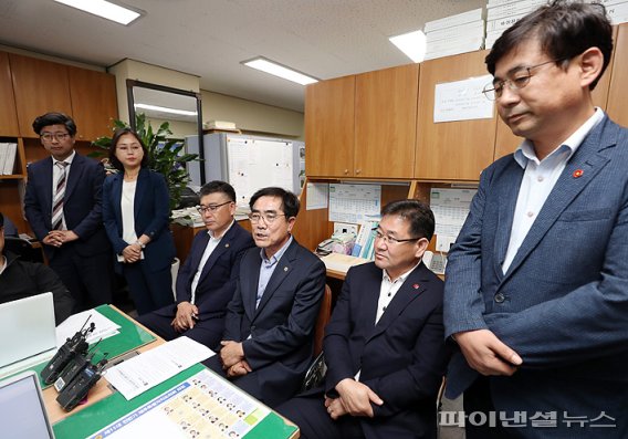 제주도의회 기자실에서 제주도의회 더불어민주당 원내대표단이 '제2공항 건설 갈등 해소를 위한 도민 공론화 지원 특별위원회 구성 결의안' 발의에 따른 기자회견을 하고 있다. [제주도의회 제공] 2019.10.11 /사진=fnDB