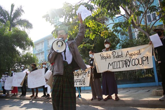 군부의 쿠데타로 비상사태가 내려진 미얀마에서 처음으로 시민들의 거리 항의시위가 시작됐다. 4일(현지시간) 미얀마 제2도시 만달레이에서 20여명 규모의 시위대가 현수막을 들고 구속된 지도자들을 석방하라고 외치고 있다. 로이터뉴스1