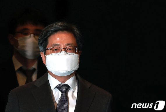 김명수 대법원장이 지난 4일 무거운 표정으로 서울 서초구 대법원에서 퇴근하고 있다. © News1 구윤성 기자
