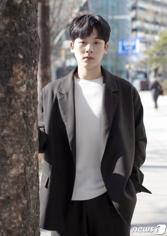 JTBC 수목드라마 ‘런 온’에 출연 중인 탤런트 이정하가 2일 오전 서울 종로구 뉴스1 사옥에서 진행된 인터뷰에 앞서 포즈를 취하고 있다. 2021.2.2/뉴스1 © News1 김진환 기자