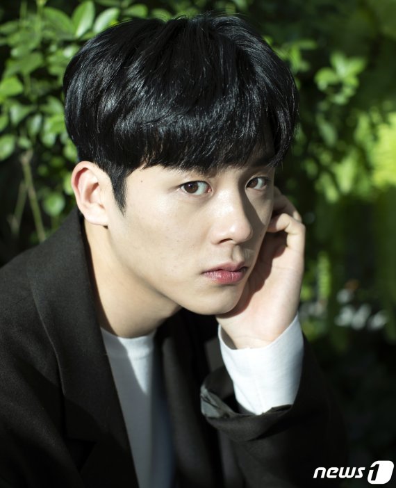 JTBC 수목드라마 ‘런 온’에 출연 중인 탤런트 이정하가 2일 오전 서울 종로구 뉴스1 사옥에서 진행된 인터뷰에 앞서 포즈를 취하고 있다. 2021.2.2/뉴스1 © News1 김진환 기자