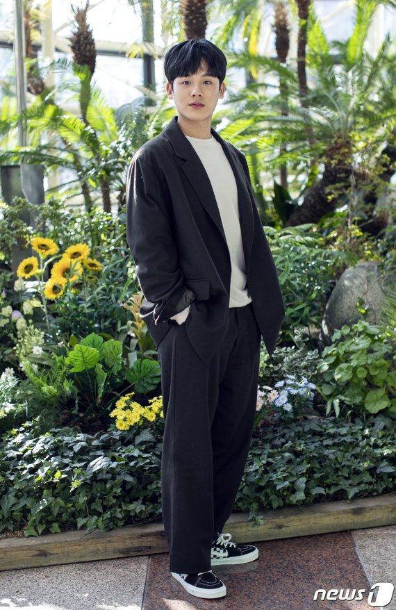 JTBC 수목드라마 ‘런 온’에 출연 중인 탤런트 이정하가 2일 오전 서울 종로구 뉴스1 사옥에서 진행된 인터뷰에 앞서 포즈를 취하고 있다. 2021.2.2/뉴스1 © News1 김진환 기자