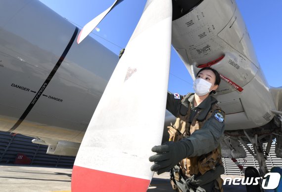 대한민국 해군 최초 P-3 해상 초계기 여군 기관조작사가 탄생했다. 주인공인 김선율 하사가 이륙을 앞둔 P-3해상초계기에서 기기 점검을 하고 있디.(해군6항공전단제공)2021.2.5/© 뉴스1