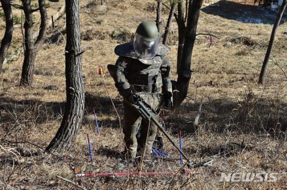 [서울=뉴시스]육군은 전군 최초로 국제기준에 부합한 지뢰제거 전문교육과정을 신설하고 첫 수료생으로 120명(육군 110, 공군 6, 해병 4)의 전문가를 양성했다고 5일 밝혔다. 개인보호장구를 착용한 교육생이 육군공병학교 지뢰제거 훈련장에서 금속지뢰탐지기를 활용한 지뢰탐지 실습을 하고 있다. (사진=육군 제공) 2021.02.05. photo@newsis.com <저작권자ⓒ 공감언론 뉴시스통신사. 무단전재-재배포 금지.> /사진=뉴시스화상