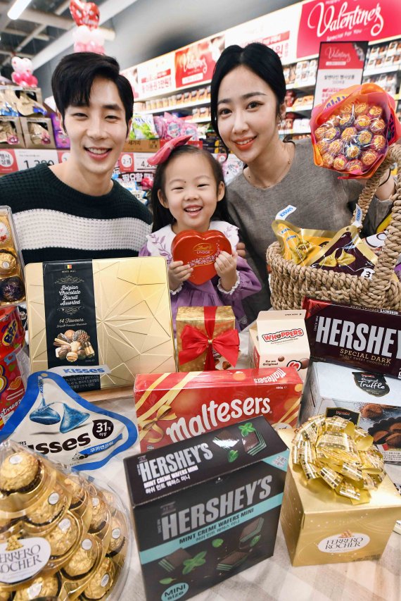 아동과 모델들이 5일 서울 등촌동 홈플러스 강서점에서 ‘패밀리 밸런타인데이’ 기획전 상품을 선보이고 있다.