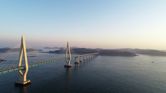 충남 보령 원산도와 태안 안면도 영목항을 잇는 원산안면대교.