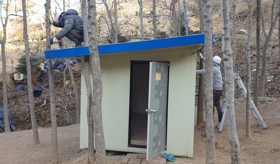 제4기도실 해제 작업 중인 인부들. © 뉴스1