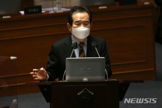 정세균 국무총리가 5일 오후 국회 본회의에서 열린 경제분야 대정부 질문에 출석, 의원들의 질문에 답하고 있다.사진=공동취재단