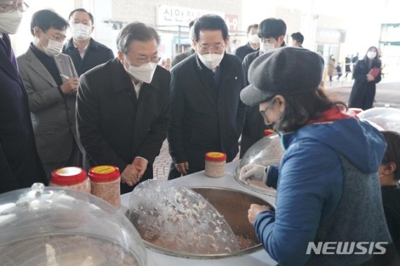 상인들 "힘내세요"...활짝 열린 文대통령의 지갑