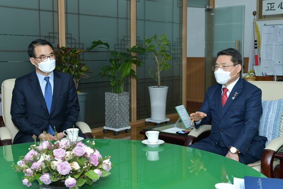 권오봉 전남 여수시장과 장충남 경남 남해군수가 5일 여수시청 시장실에서 만나 '여수~남해 해저터널'과 관련 범시민 추진위원회 구성 등 공동협력 방안을 협의하고 있다.사진=여수시 제공