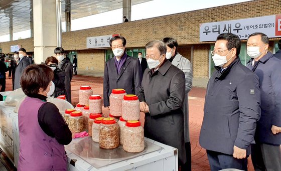 문재인 대통령이 5일 오후 전남 신안군 임자2대교에서 열린 '세계 최대 해상풍력단지 48조 투자협약식'을 마친 뒤 신안젓갈타운을 방문, 새우젓을 구매하고 있다.(전남도 제공)2021.2.5/뉴스1 © News1 정다움 기자