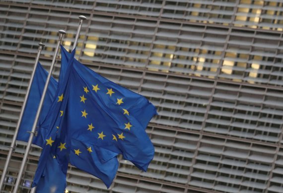 벨기에 브뤼셀의 유럽연합(EU) 집행위원회 본부에 걸린 EU 깃발.로이터뉴스1