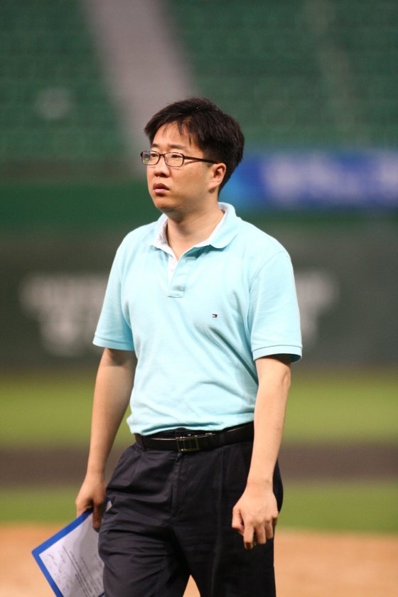 20년 전 SK 와이번스에서 일하던 류선규 단장의 모습. (류 단장 제공) © 뉴스1