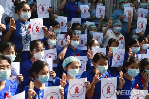 [양곤=AP/뉴시스]5일 미얀마 양곤의 양곤 교육대 캠퍼스 앞에 교사들이 모여 /사진=뉴시스