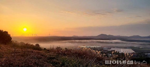 [fn포토] 제주 오름에서 일출과 산·바다를 보다