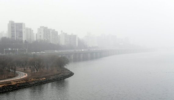 뿌연 하늘 미세먼지 짙은 안개 섞였습니다[출근길날씨]