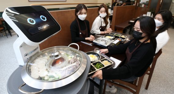 AI가 노동시장에서 사람을 대신하고 있는 모습은 이제 주변에서도 흔히 볼 수 있다. 경기 성남 판교의 한 식당에서 자율주행 배송로봇이 음식을 서빙하고 있다. 뉴시스