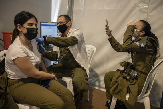 지난 2월 7일(현지시간) 이스라엘 리숀레지온에서 군인들이 화이자의 코로나19 백신을 접종받고 있다.AP뉴시스