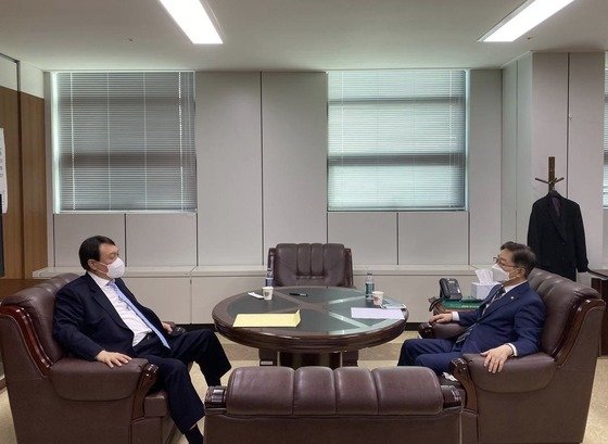 지난 5일 서울 고검에서 박범계 법무부 장관과 윤석열 검찰총장(왼쪽)이 만나 검찰인사에 대해 협의했다고 법무부가 밝혔다. (법무부 제공) © 뉴스1