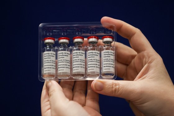 영국 뉴캐슬어폰타인에 있는 백신센터에서 의료진이 아스트라제네카가 개발한 신종 코로나바이러스감염증(코로나19) 백신을 들어 보이고 있다. © 로이터=뉴스1